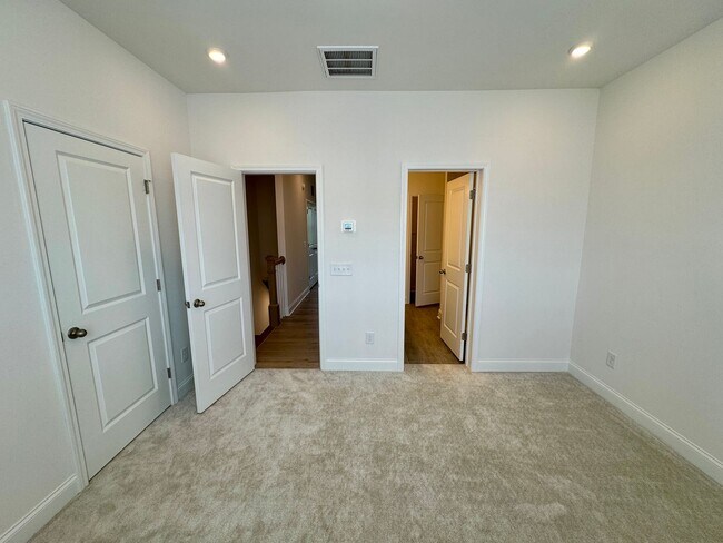 Building Photo - Brand New 3BR/3.5 Bath Townhouse in South ...