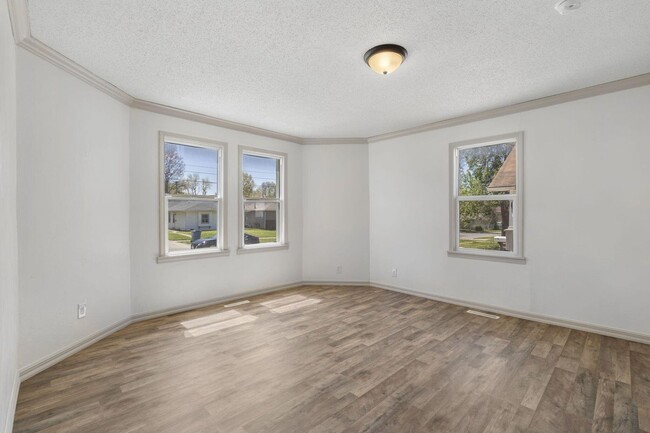 Building Photo - REMODELED 3 Bed | 1 bath | FENCED IN YARD ...