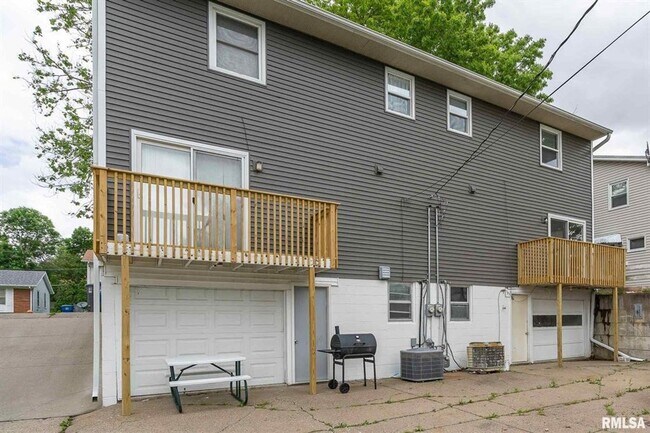 Building Photo - SW 424/426 30th Ave duplex