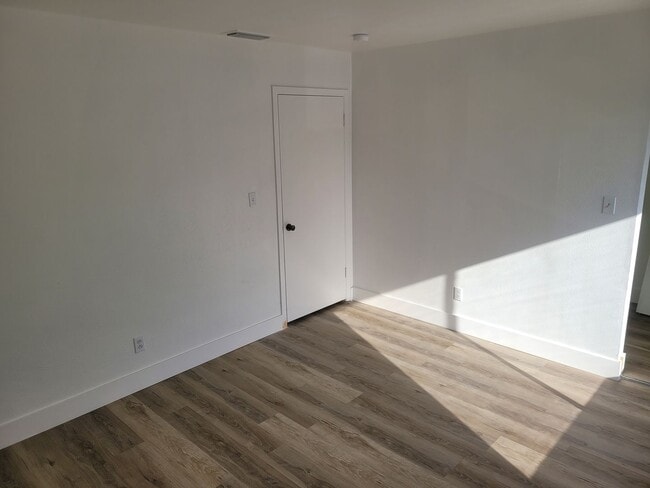 Building Photo - FOR RENT!!! CUTE AND COZY 1 BEDROOM 1 BATHROOM CONDO.- ON THE WATER...