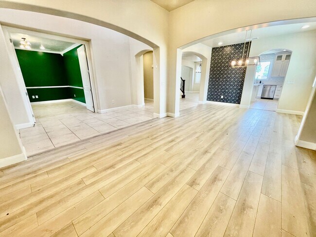 Building Photo - Beautiful Five Bedroom with Office in Desert Hills