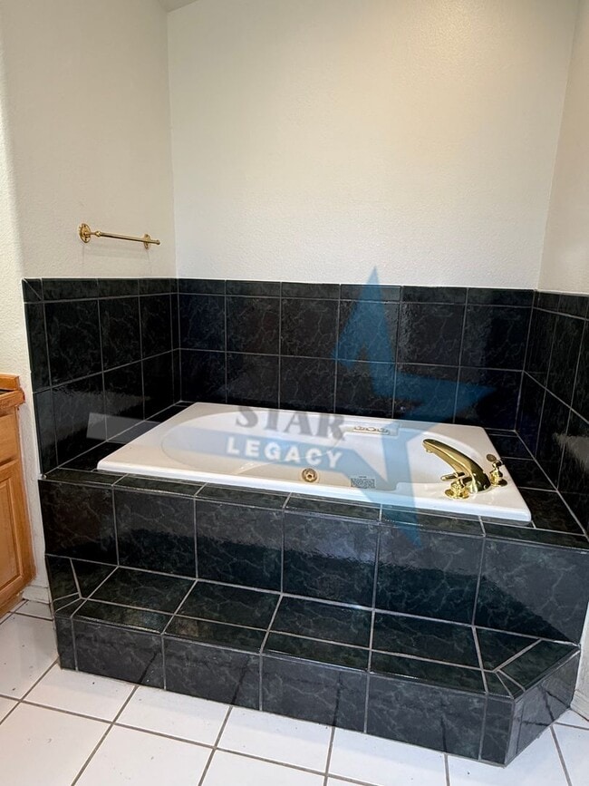 Building Photo - 4 bedroom, 4 bath house - Must see landscaping!