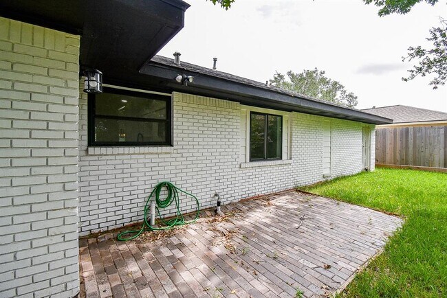 Building Photo - 5019 Stillbrooke Dr