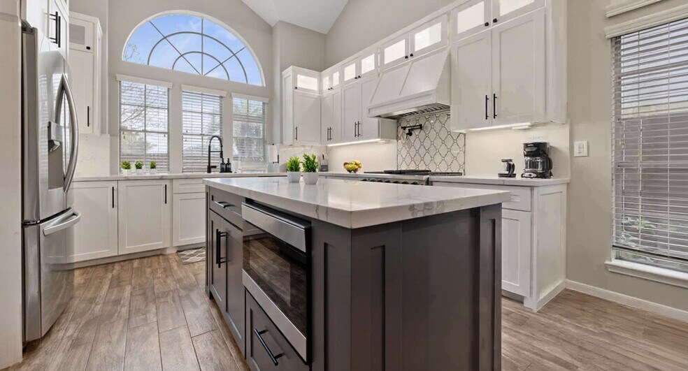 Building Photo - 1905 Navajo Dr