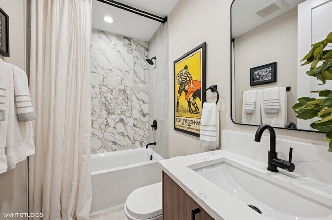 Building Photo - 4932 N Kenmore Ave