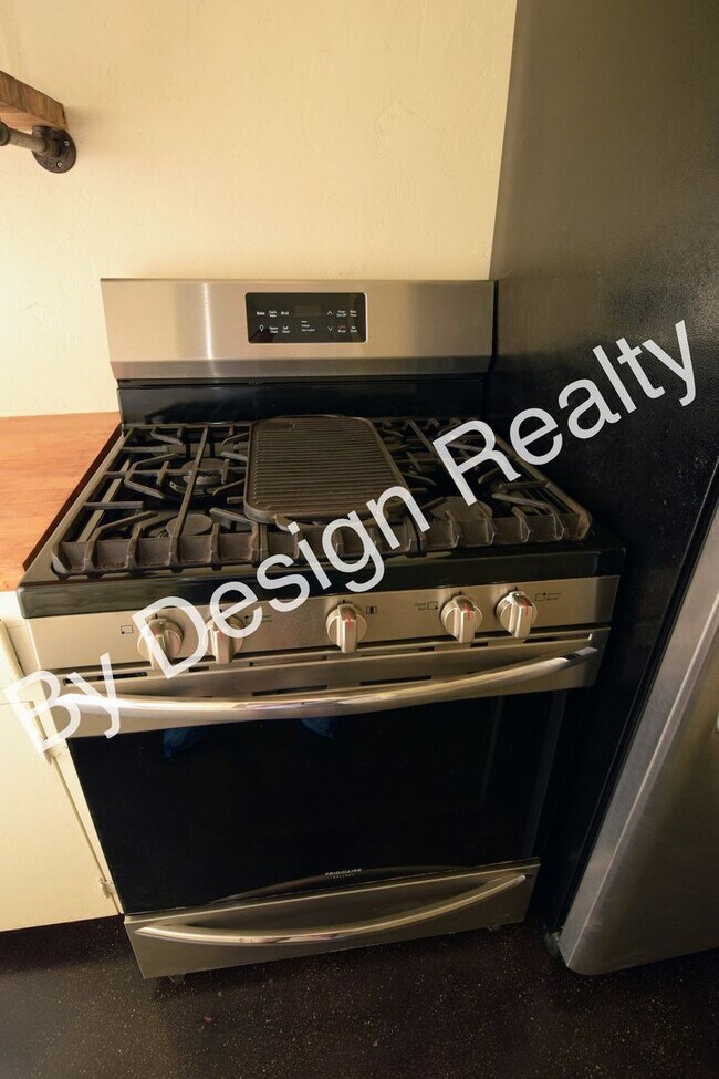 Building Photo - Midtown 2 Bed 1 Bath Home on Huge Lot