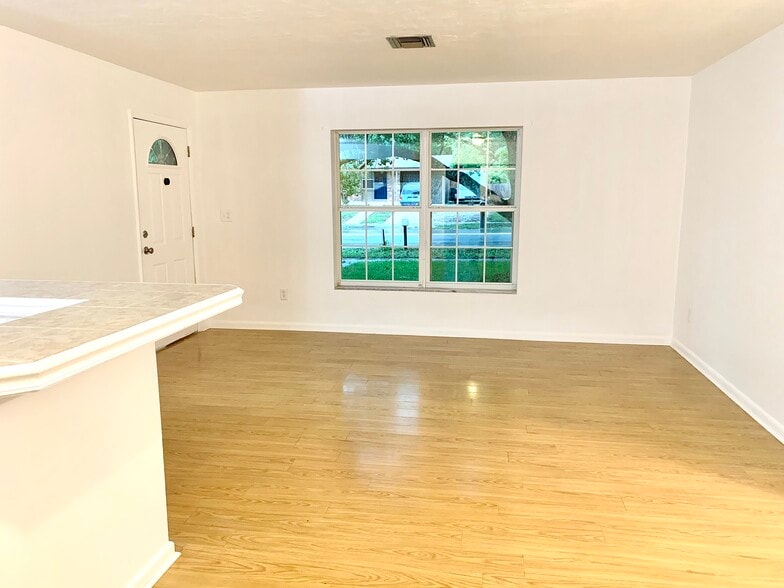 Open floor plan living room area - 1270 Whitewood Dr