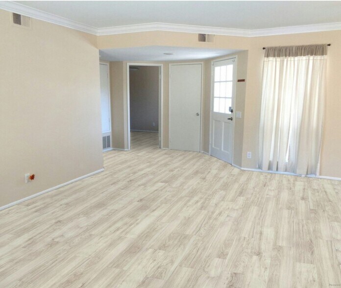 Building Photo - 5 Bridle Ln
