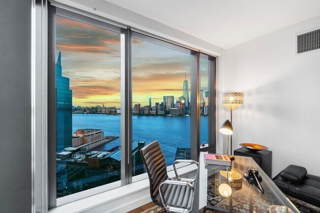 Building Photo - 99 Hudson St