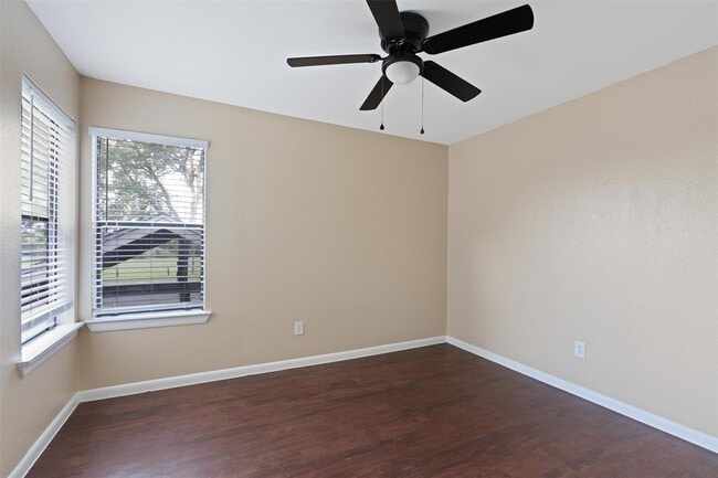 Building Photo - 6915 Woodhue Dr