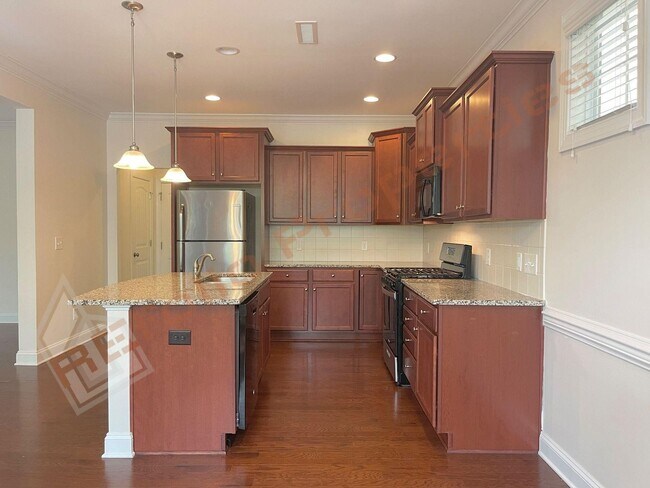 Building Photo - Beautiful 5 Bedroom End Unit Townhouse wit...