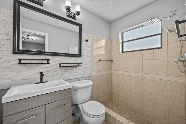 Building Photo - 1100 Manor Dr
