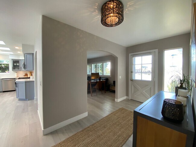 Building Photo - Beautiful 4 Bedroom Carlsbad Home!