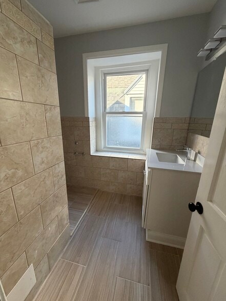 3rd fl bathroom - 4924 Hazel Ave