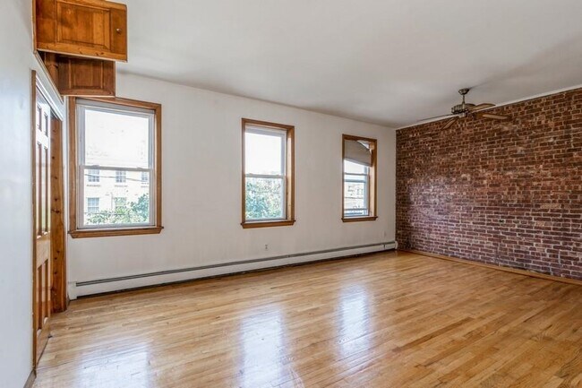 Building Photo - 212 Warren St