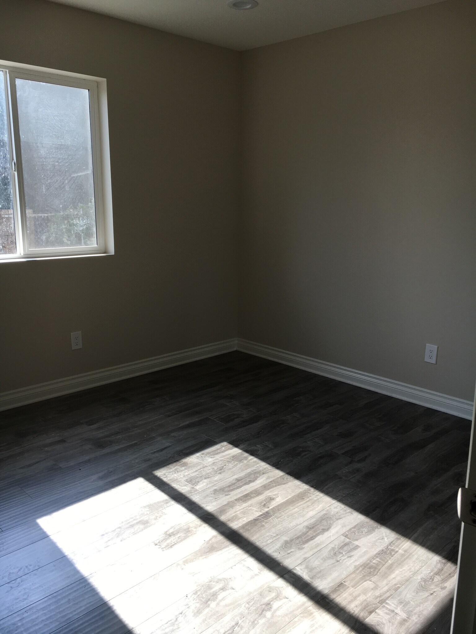 one bedroom - 2702 Bellevue Ave