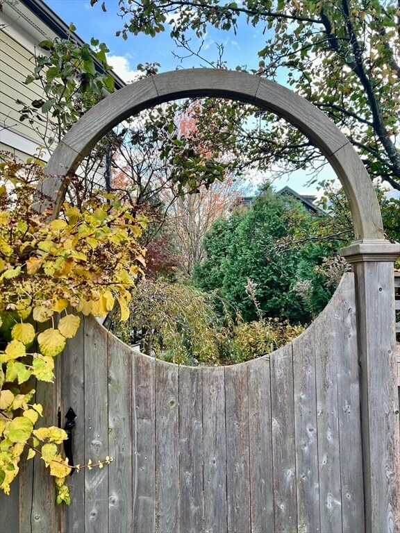 Building Photo - 150 Vassal Ln