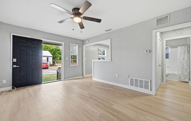 Building Photo - Renovated 2 Bedroom Jacksonville Heights Duplex Apartment