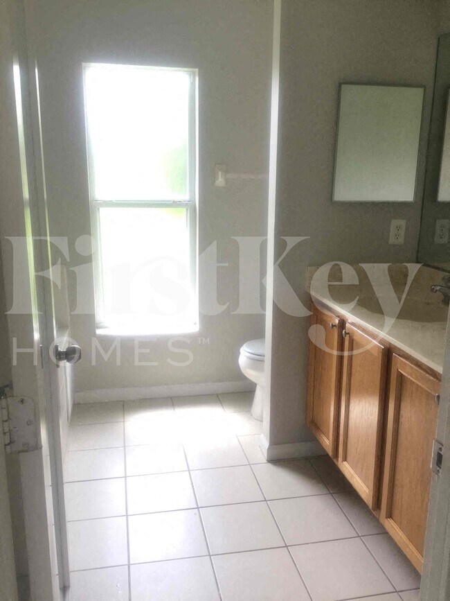 Building Photo - 662 SW Sandbar Terrace