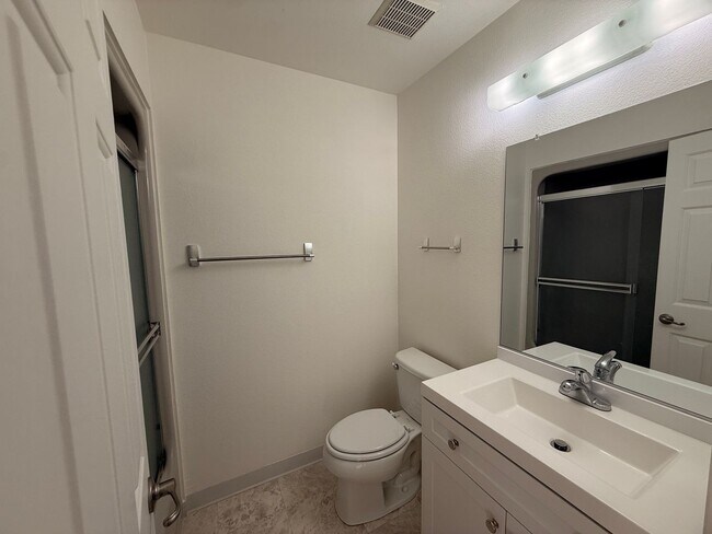 Building Photo - Recently updated top floor 1 bedroom + office with laundry, pool and garage