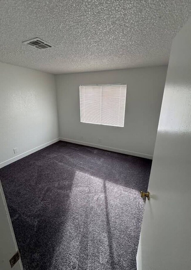 Building Photo - Beautifully Remodeled Upstairs Unit with Modern Upgrades!