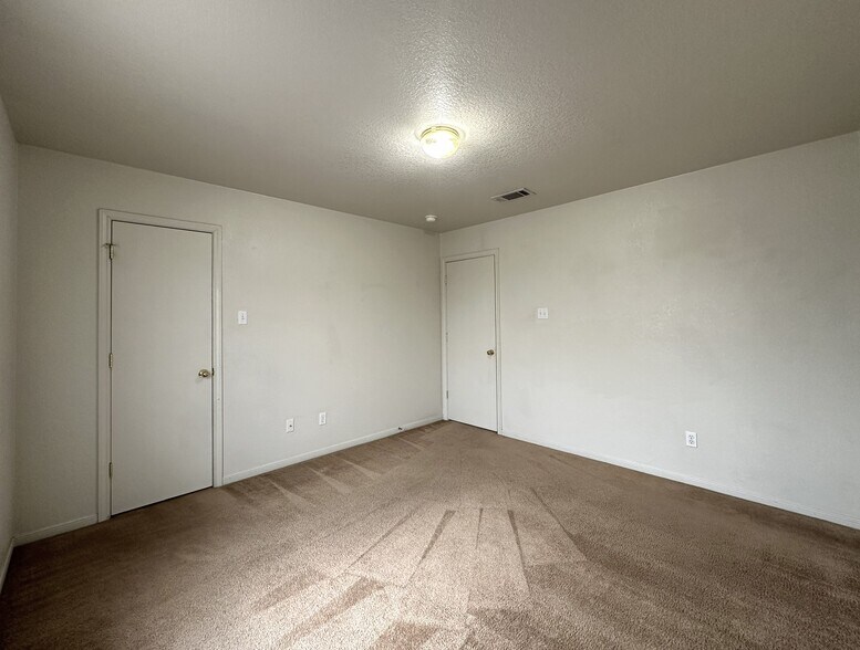 Building Photo - 4210 Primrose Dr