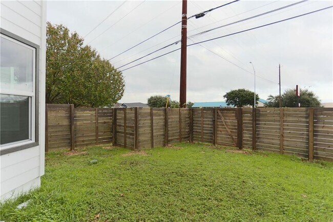 Building Photo - 9504 Menchaca Rd