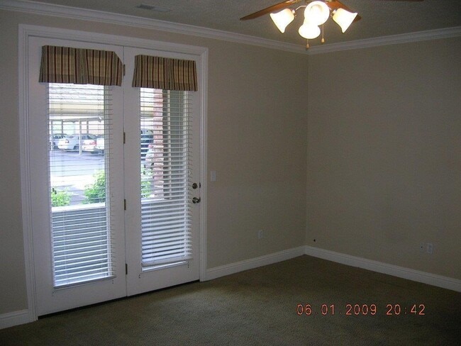 Building Photo - Great Condo with Tile & Granite