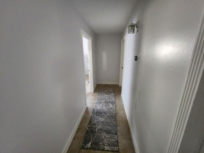 Building Photo - *utilities included* 3 bed 2 bath house in...