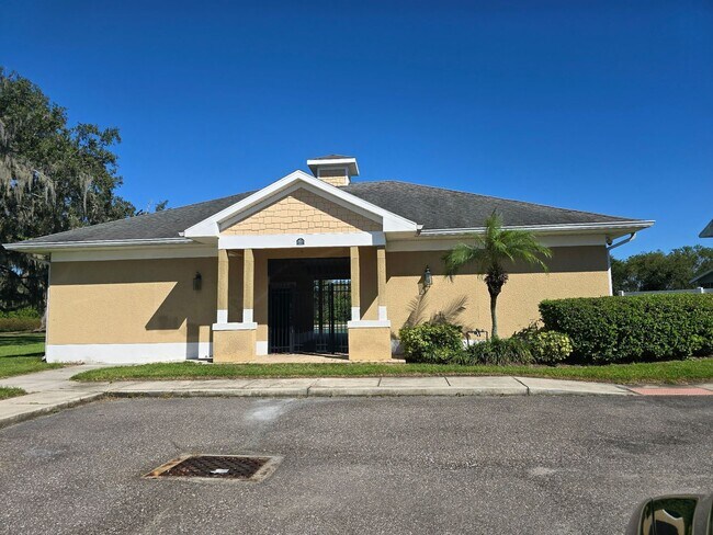 Building Photo - Large Townhome!