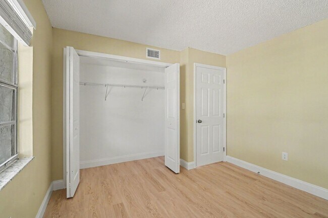 Building Photo - 2290-2296 Fox Hollow Dr.