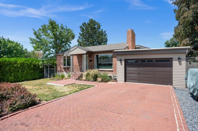 Building Photo - Beautifully Updated Holladay Home!