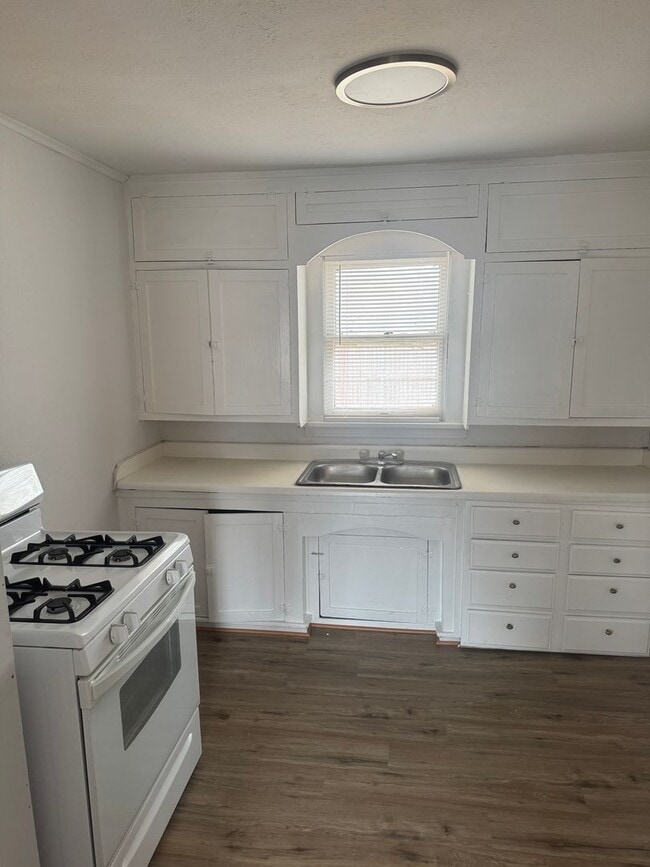 Building Photo - HUD ACCEPTED!! 3bedrooms 1bathroom  walking distance to 6th street shopping and restaurants