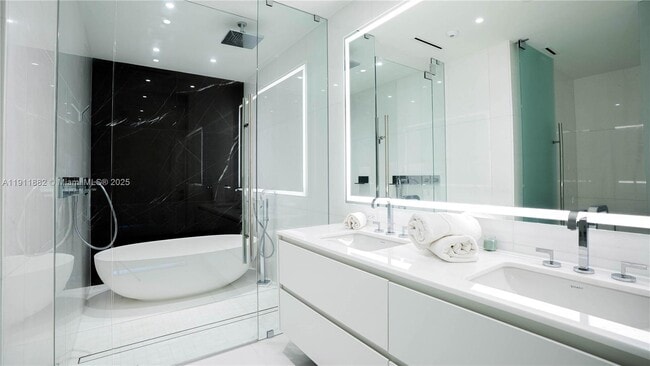 Building Photo - 300 Biscayne Blvd Way