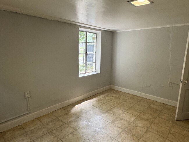 Building Photo - Lots of room!