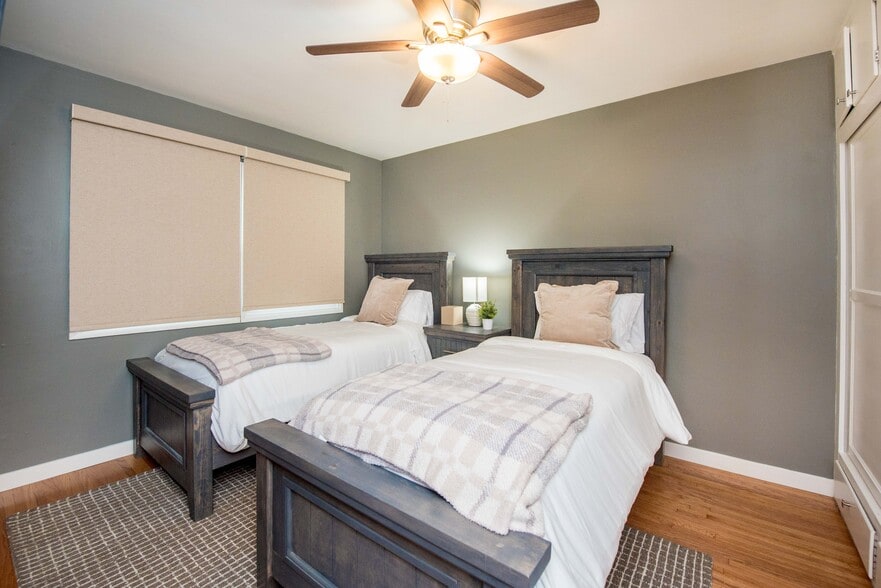 Building Photo - 250 N Clark St