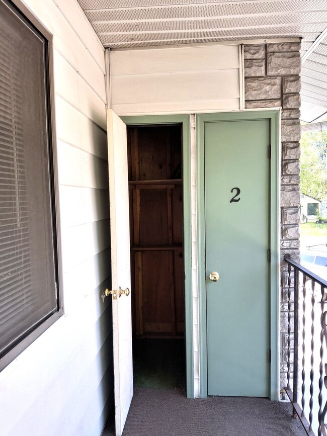 Building Photo - 2104 Roosevelt Dr