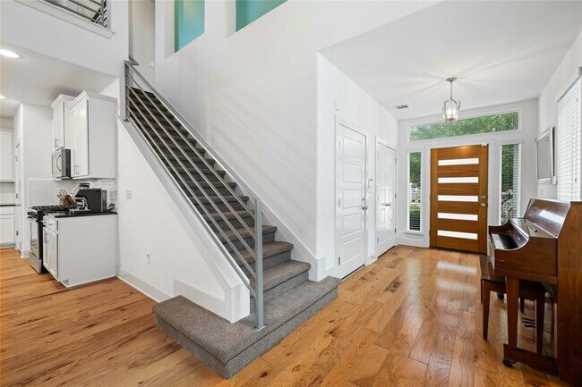Building Photo - 2313 Capulet St