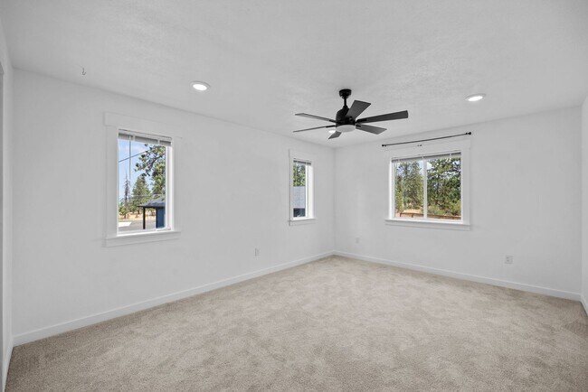 Building Photo - Gorgeous Grandview 5 Bedroom 3 Bath Luxury...
