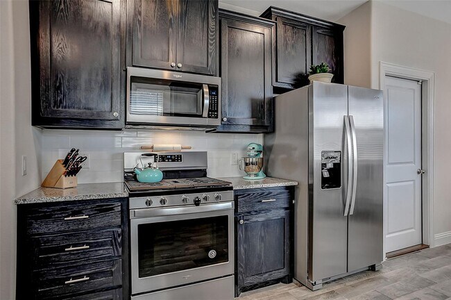 Building Photo - 3 Bed rooms and 2 baths, large master closet. Vinyl garage floor coating is just one of the many ...