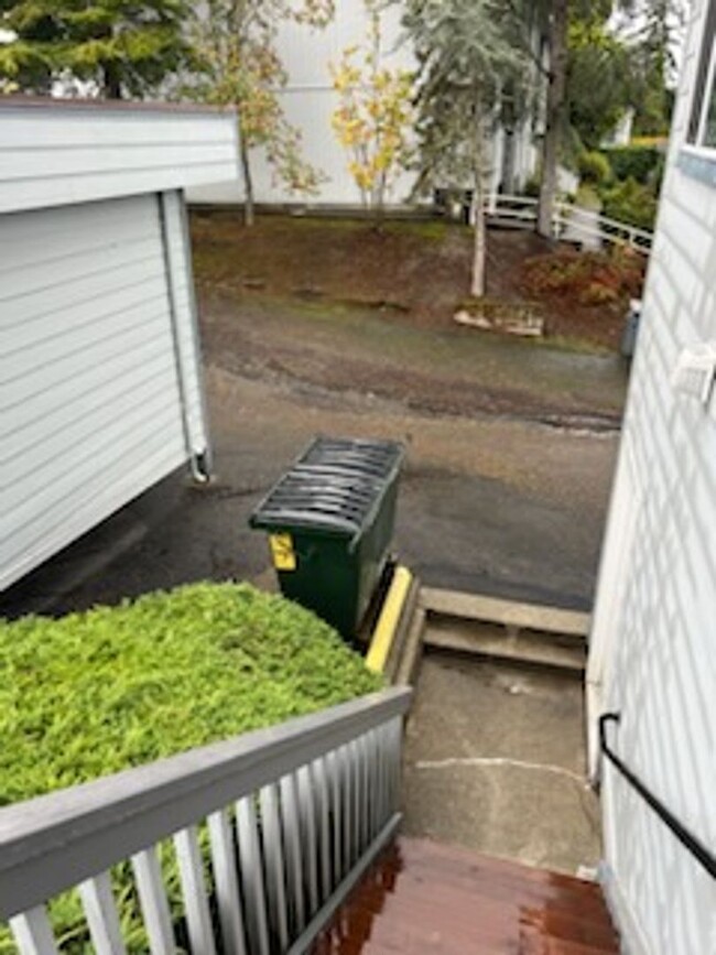 Building Photo - Top floor water front Steilacoom 1 bedroom...