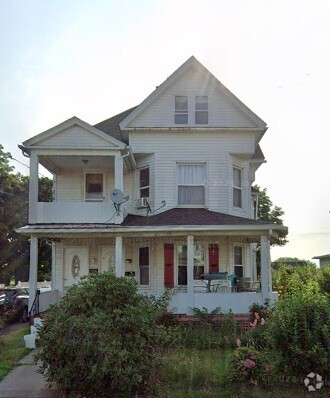 Building Photo - 228 Maple St
