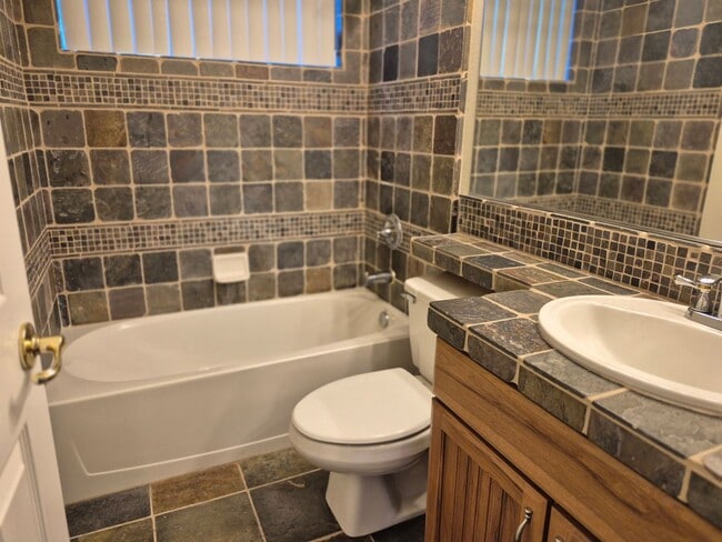 Building Photo - Beautiful 4 bedroom 3.5 bath in Natomas Park