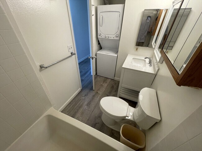 Building Photo - Maui Gardens Unfurnished 1BR/1BA End Unit Available