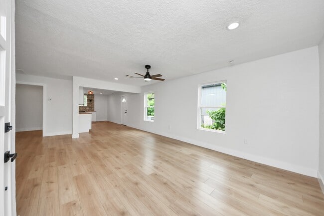 Building Photo - 501 Schilling Ave