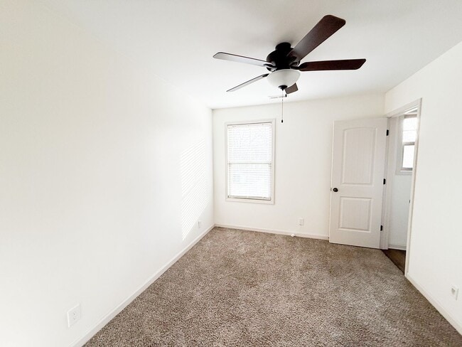 Building Photo - 2 Bedroom 2 1/2 Bathroom Home!