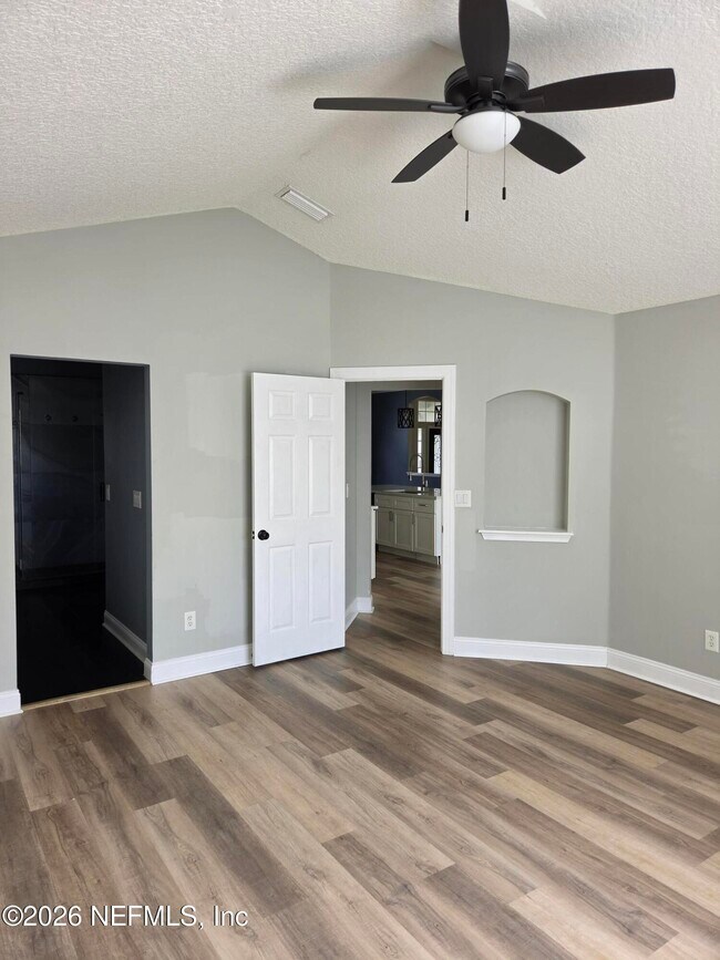 Building Photo - 2071 Thornhill Drive