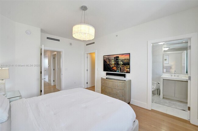 Building Photo - 17875 Collins Ave