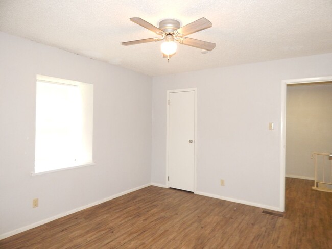 Building Photo - Lovely 2 Bedroom, 1-1/2 Bath, Duplex!