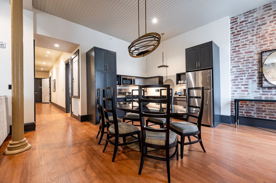 Building Photo - 1011 Canal St